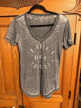 Buckle Women's Grey Graphic V-Neck Tee
